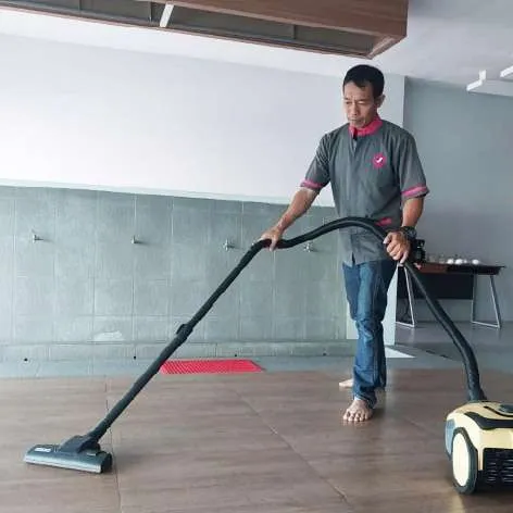 Pembersihan lantai dengan vacuum industri