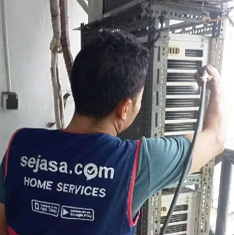 Servis unit pendingin di rak teknis