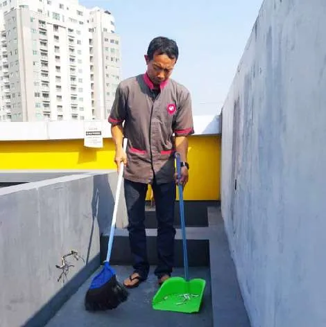 Pembersihan area rooftop gedung